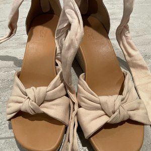 UGG Yarrow Espadrille Wedge Sandal in Natural Canvas size 6.5